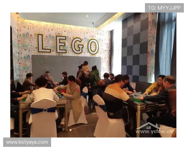 不同足球明星齐聚一堂盛况空前共同上台领奖展现荣耀与友谊