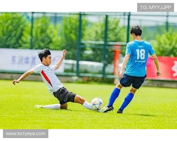 足球明星在球场绽放彩虹光辉展现梦想与激情的完美结合