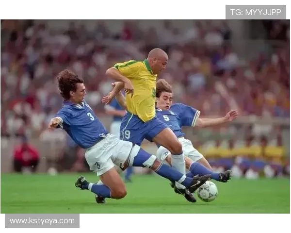 帅气出场足球明星视频展现运动魅力与风采的精彩瞬间